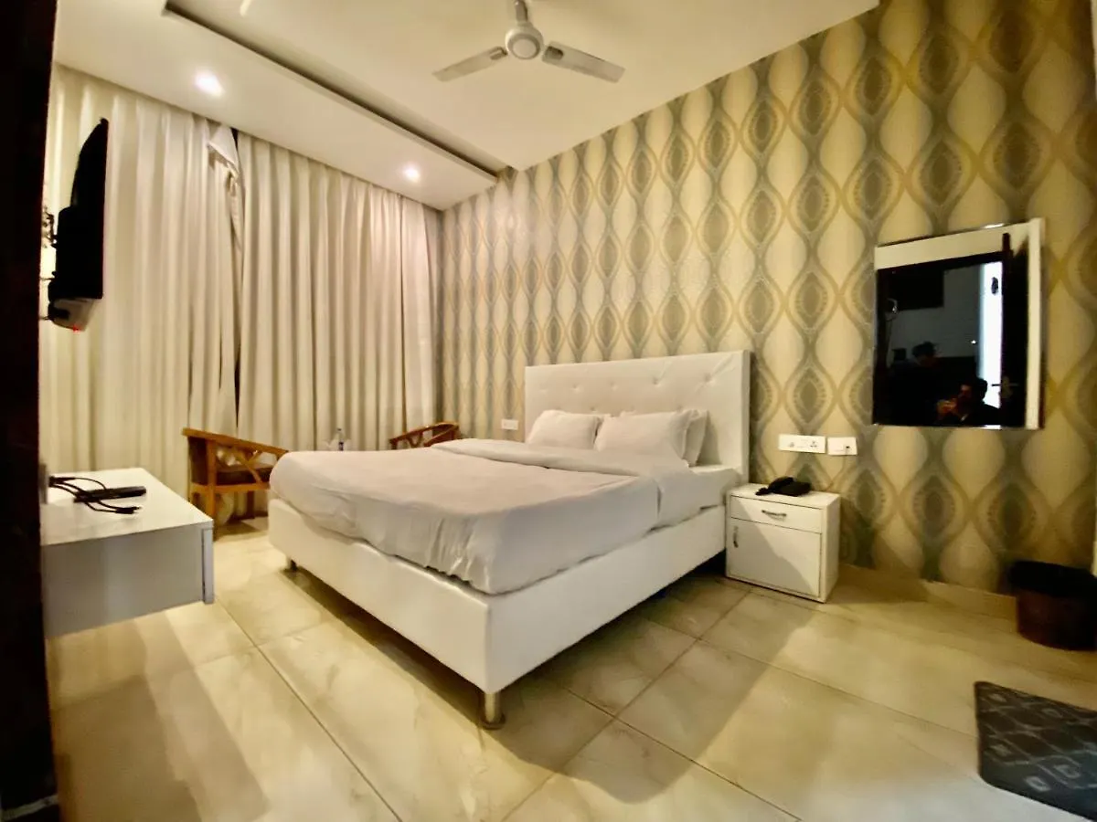 Hotel Hollywood - A Unit Of Sidham Group Of Hotels Zirakpur
